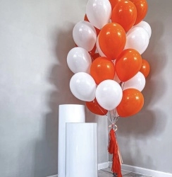 Облако из воздушных шаров оранжевый с белым